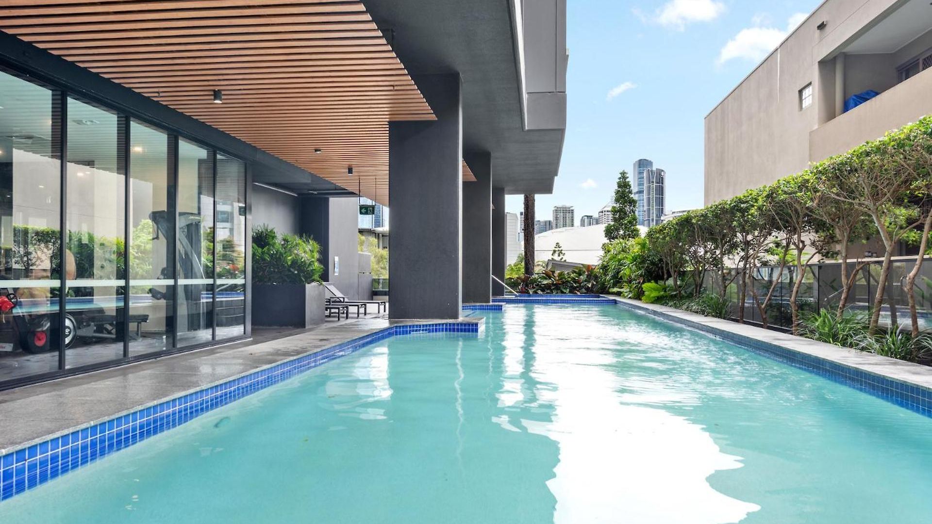 South Bank Sleek - 1bed-1bath-1car-balcony Apartment