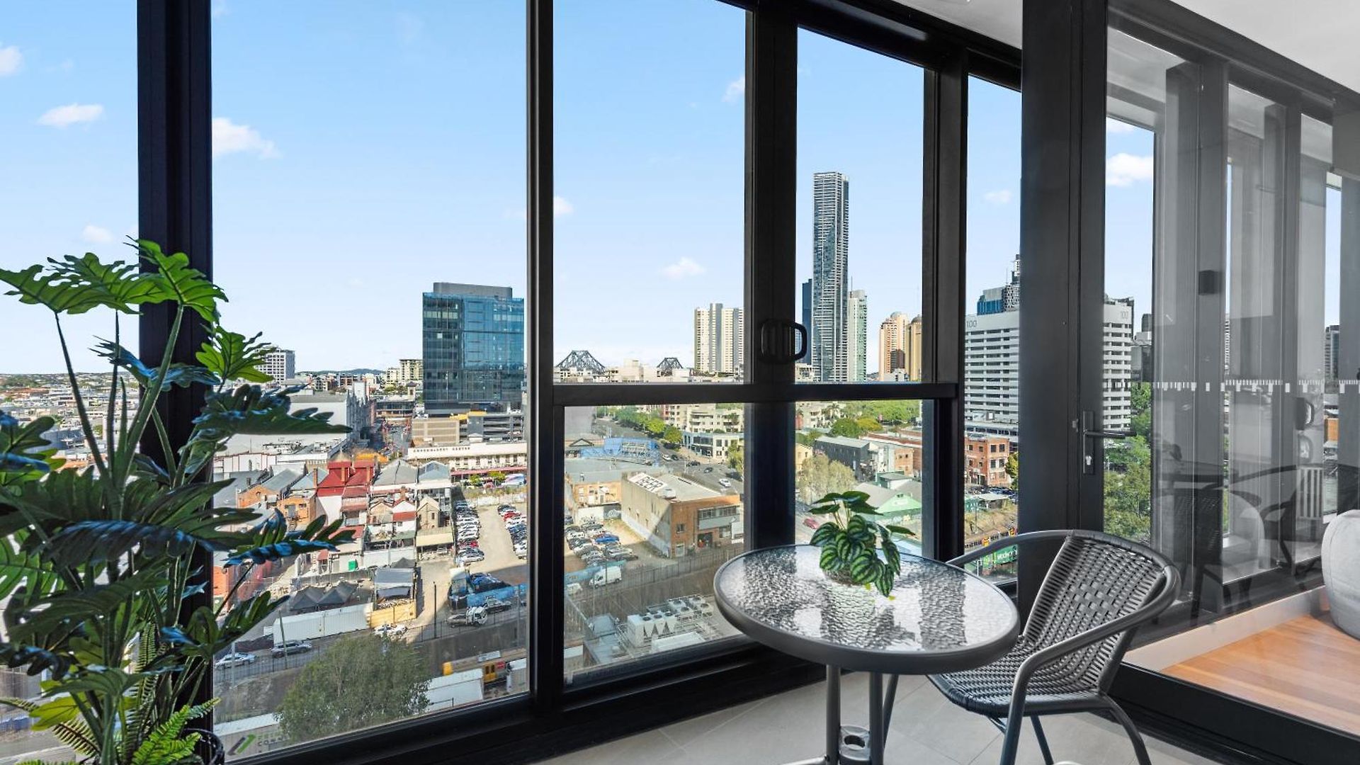 And Mountain View With Pool, Gym And Parking Apartment Brisbane