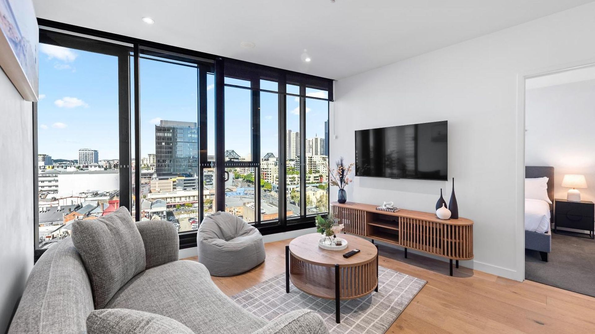 And Mountain View With Pool, Gym And Parking * Brisbane