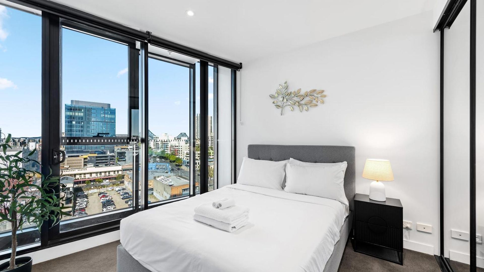 And Mountain View With Pool, Gym And Parking Apartment