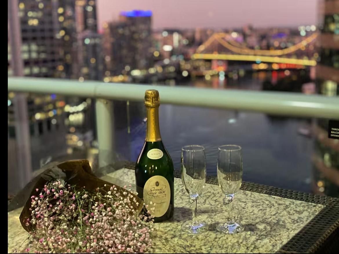 Lovely 2 Bedroom With River View With A Pool And A Gym In The Heart Of The Cbd Apartment Brisbane