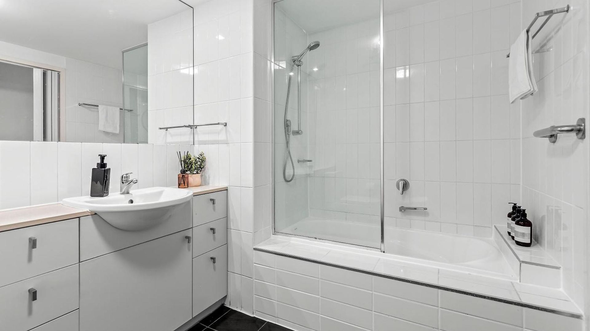 Apartment Stylish 3br - Huge Park On Doorstep - 5 Min To Cbd *