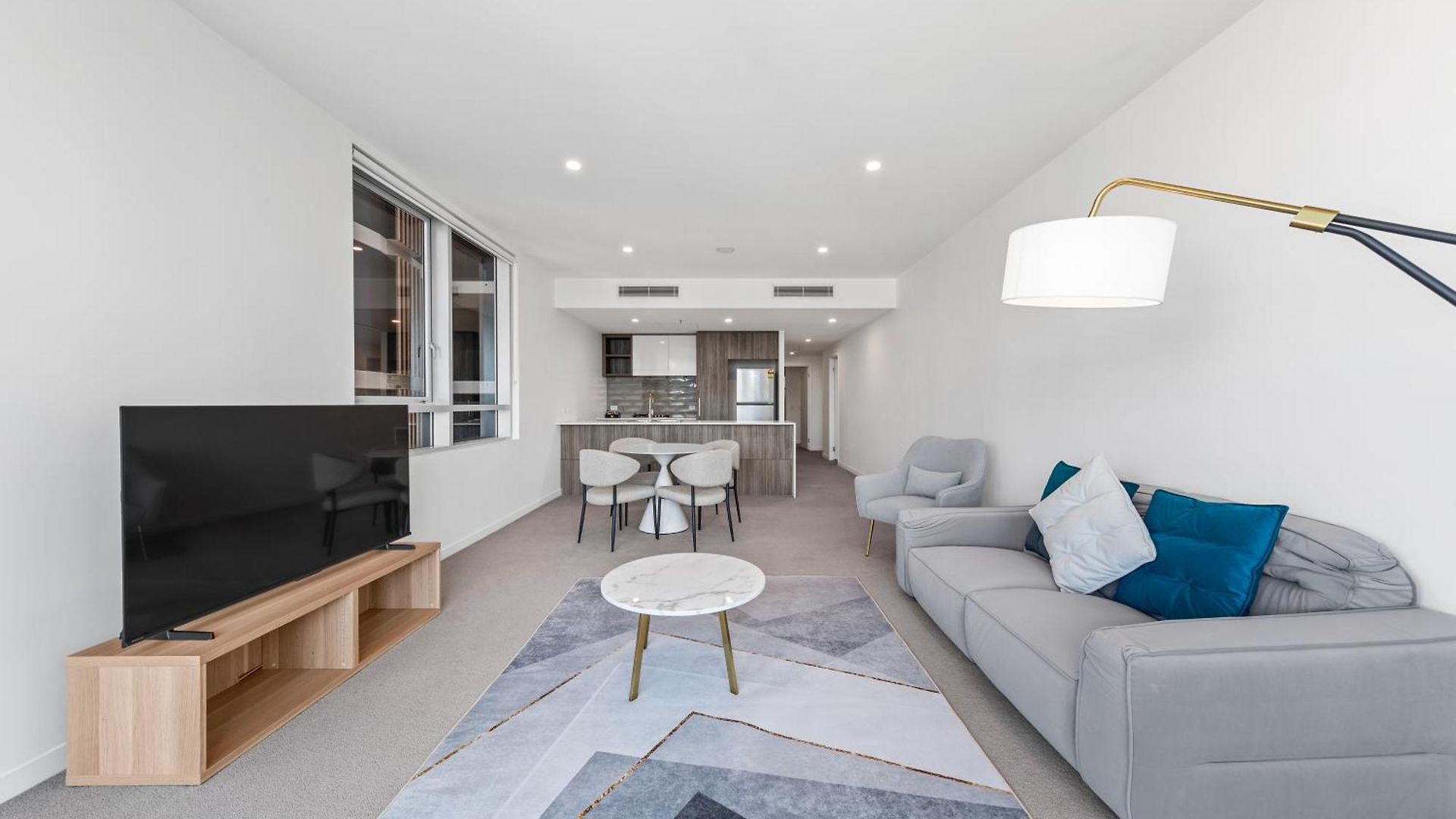 Scenic 2br With Balcony And Recreational Deck Access Apartment *