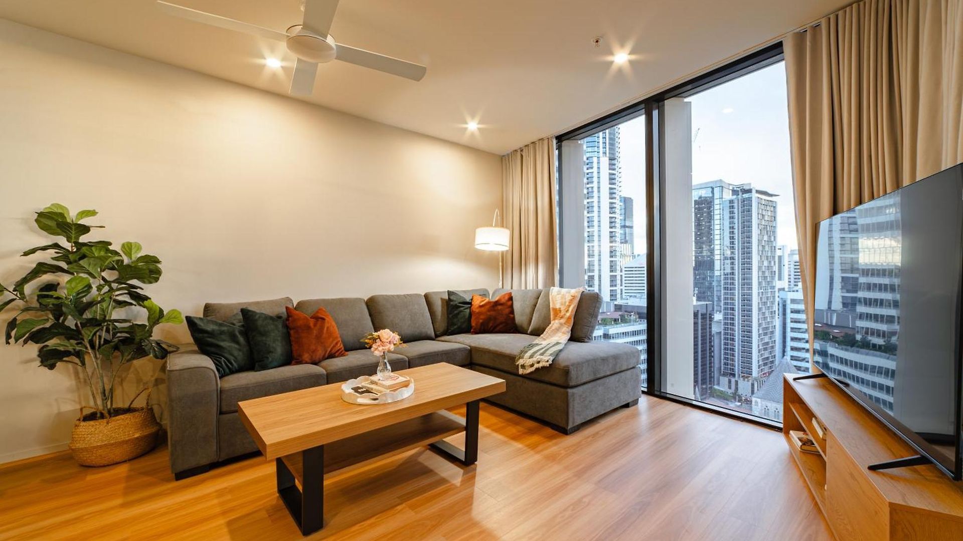 Lux 24th Floor 2br 2bath, Infinity Pool, Gym, Wifi * Brisbane