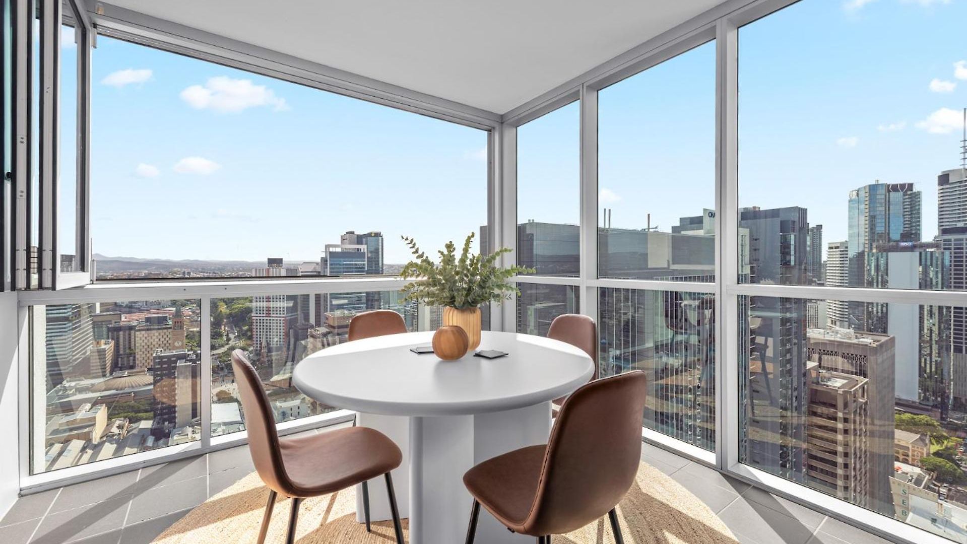 Floor 2bed-2bath-2car-pool-views - Cbd Apartment *