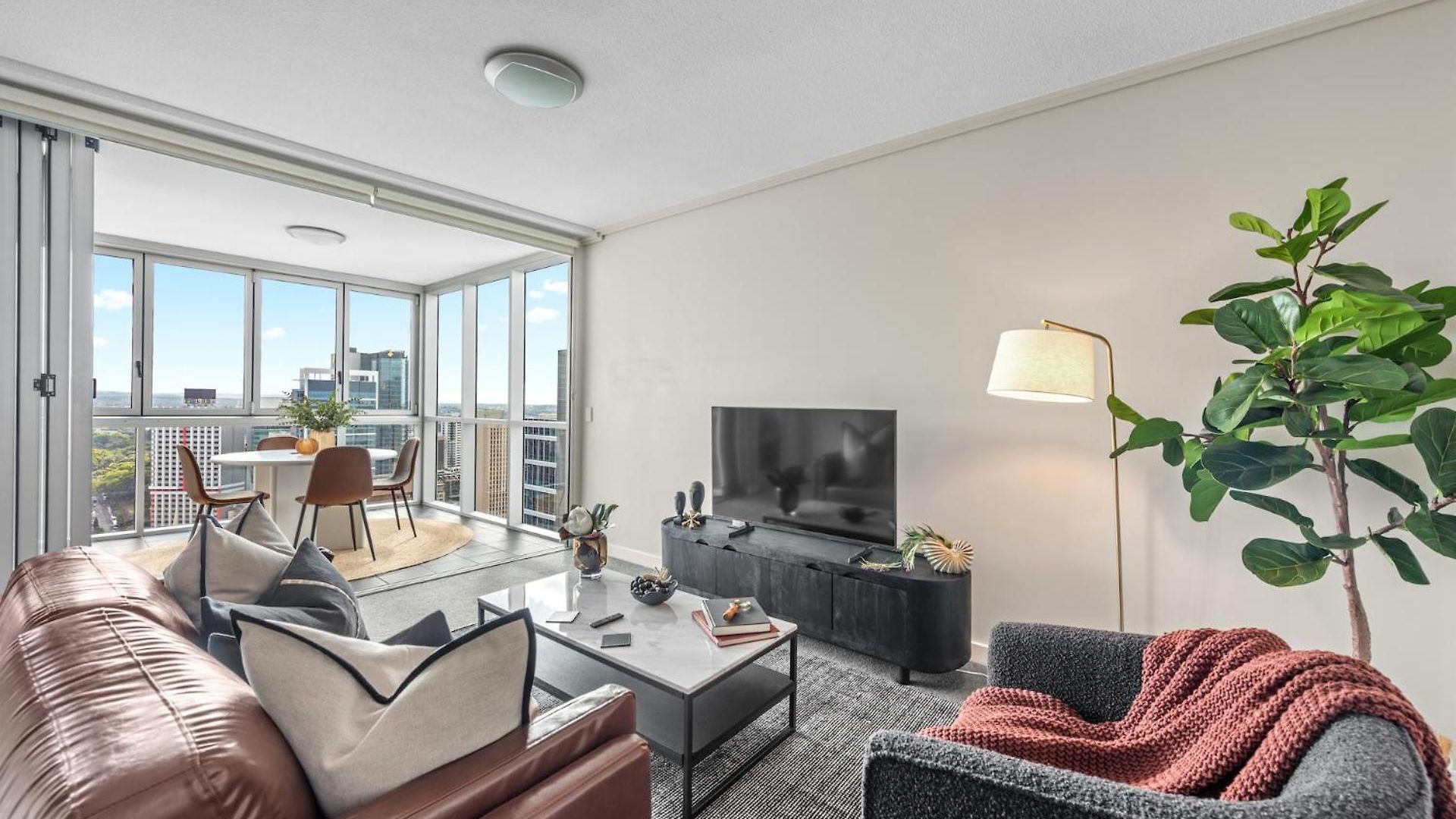 Floor 2bed-2bath-2car-pool-views - Cbd Apartment *