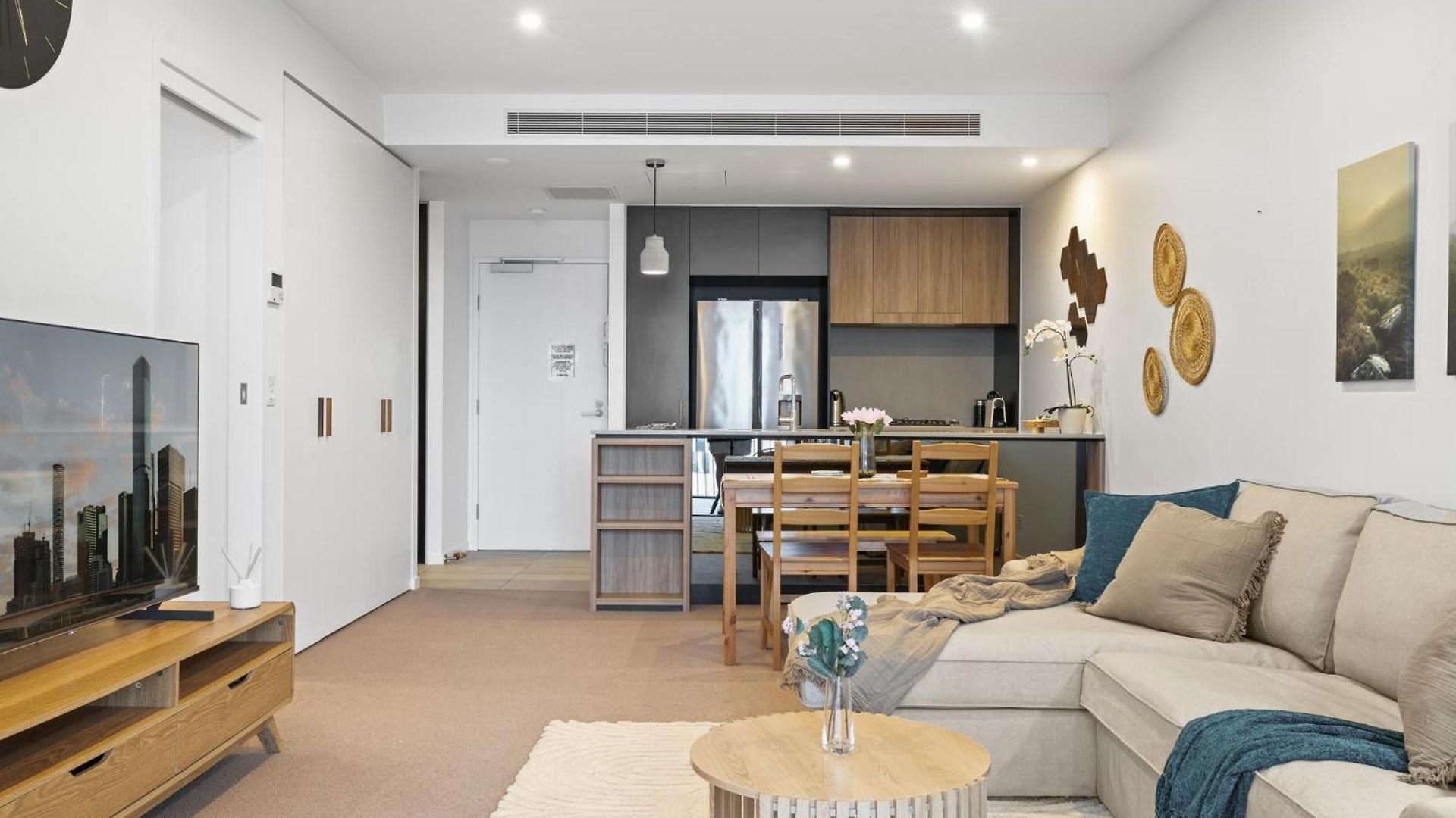 Spacious West End With Pool & Bbq Access *