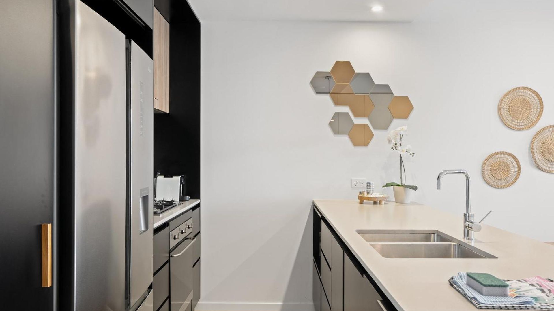 Spacious West End With Pool & Bbq Access Apartment *