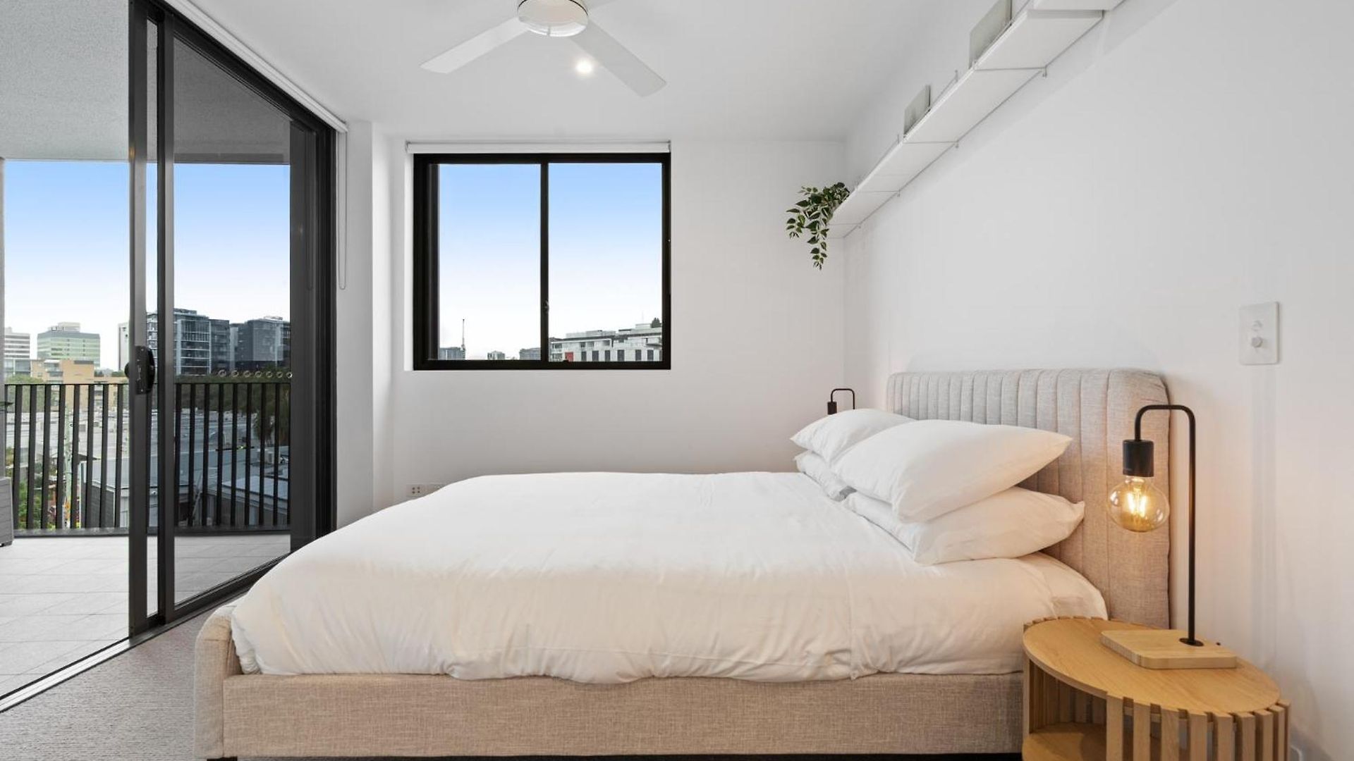 Spacious West End With Pool & Bbq Access Apartment