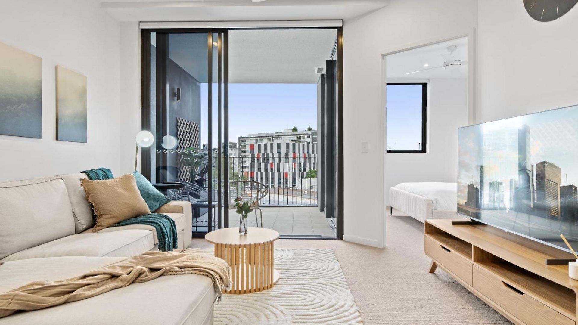 Apartment Spacious West End With Pool & Bbq Access