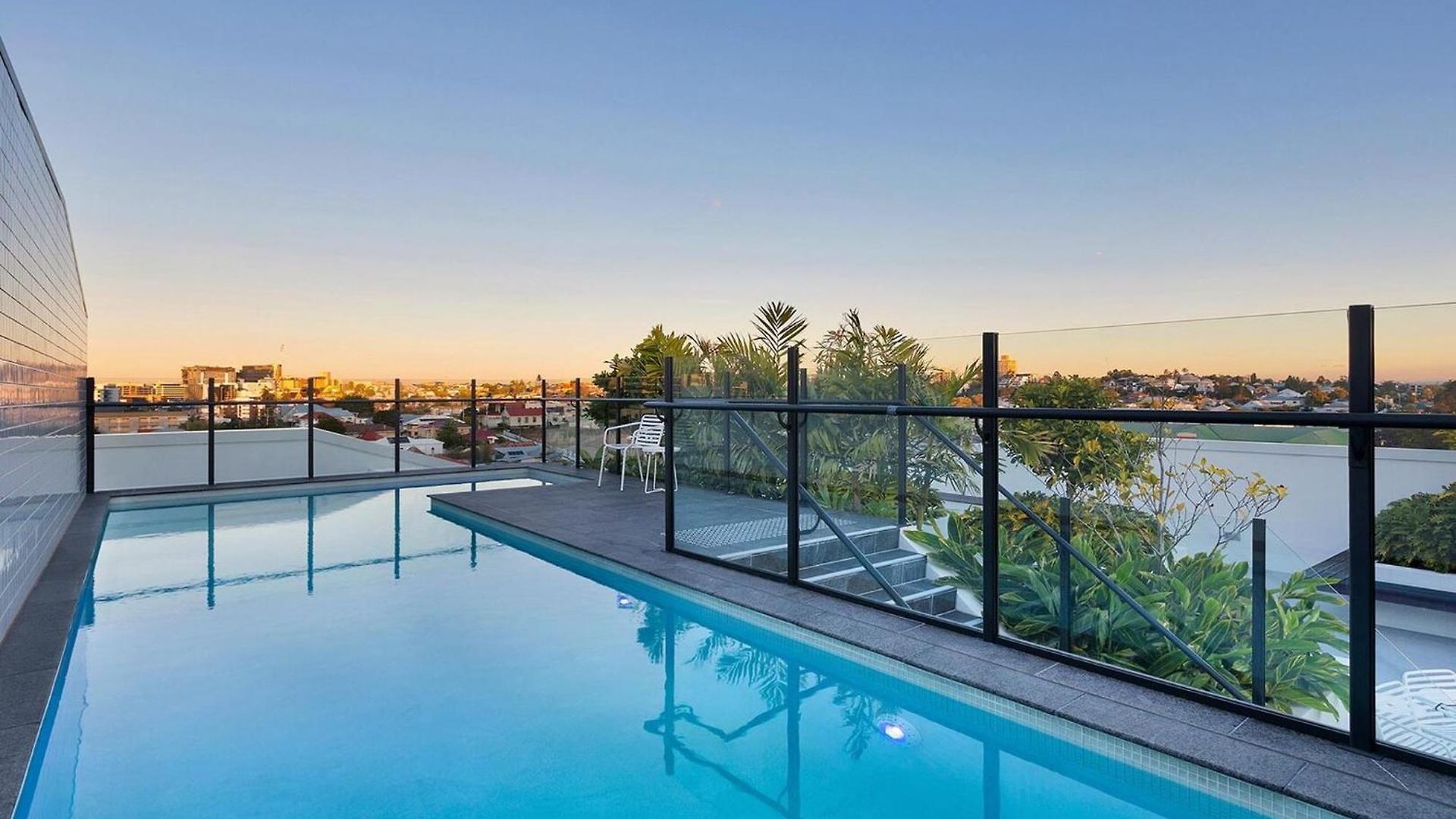 Spacious West End With Pool & Bbq Access *