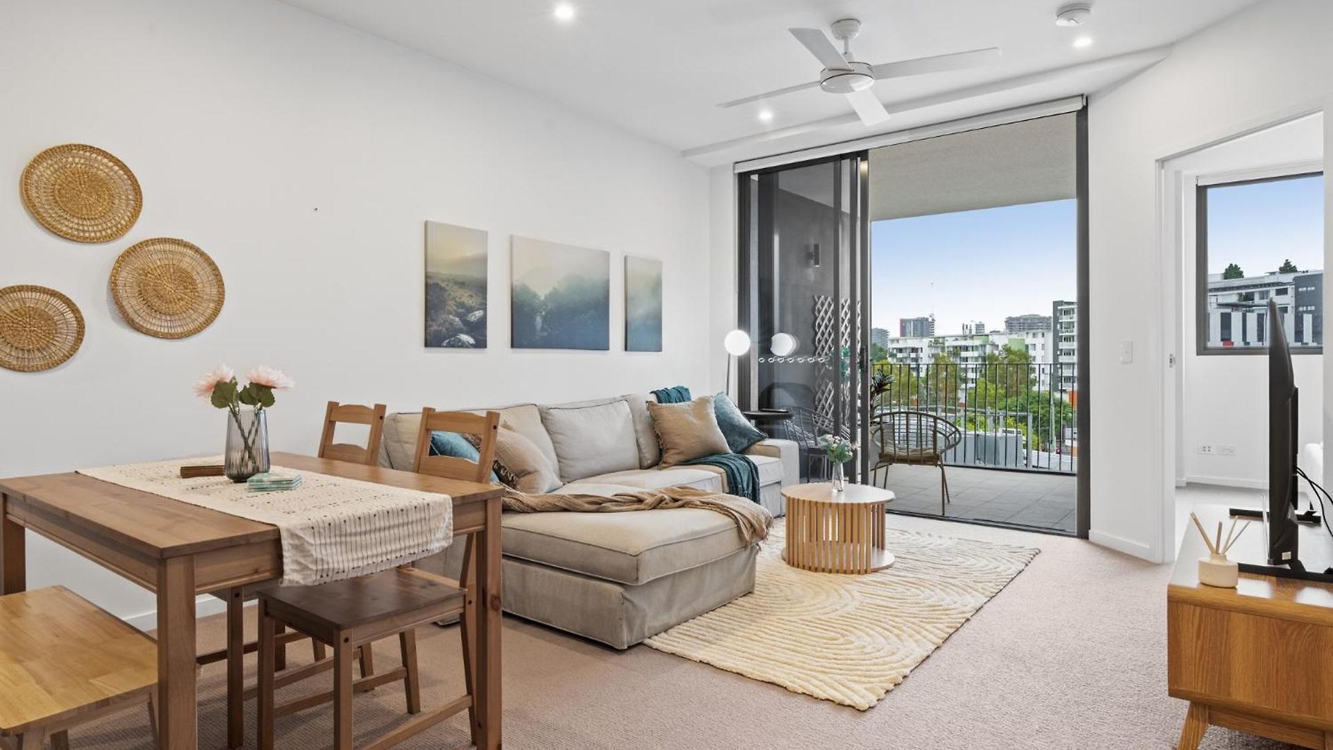 Spacious West End With Pool & Bbq Access