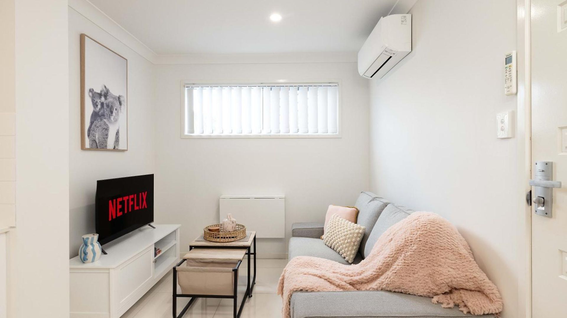 Smart Self Check-in - N Freney Apartment *