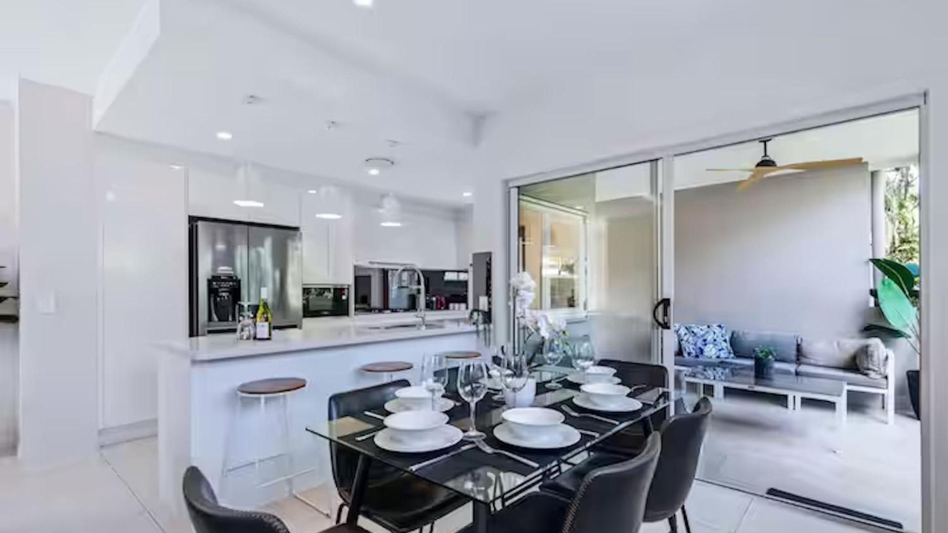 Park Avenue Luxe Chic Townhouse Sleeps 9, Carpark