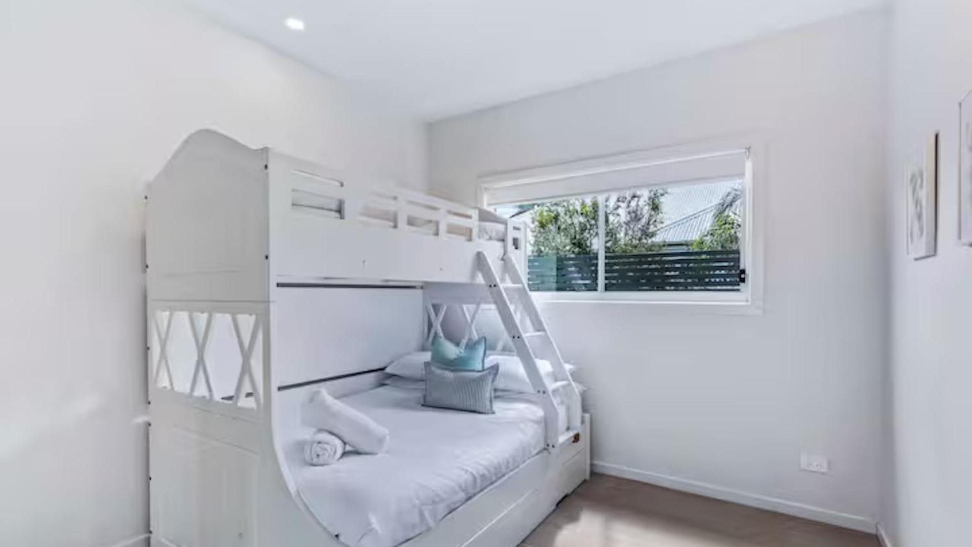 Villa Park Avenue Luxe Chic Townhouse Sleeps 9, Carpark