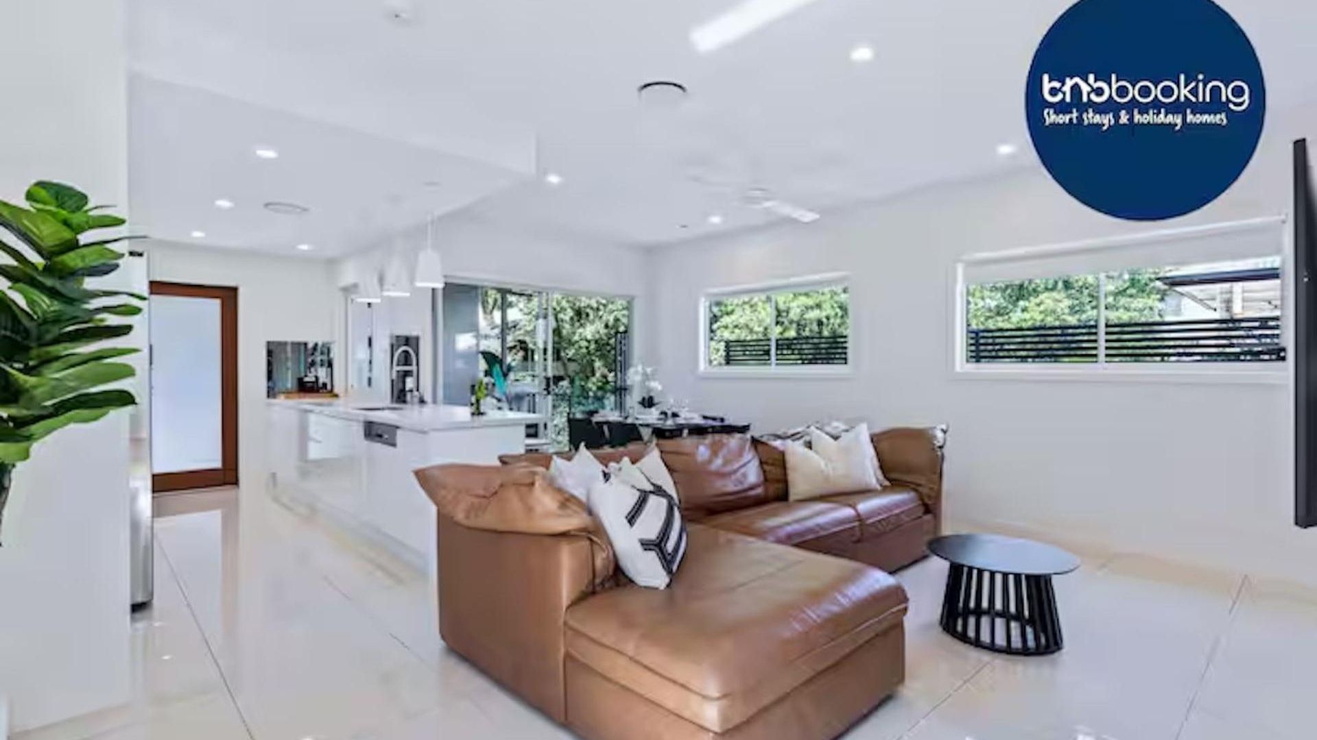 Villa Park Avenue Luxe Chic Townhouse Sleeps 9, Carpark *