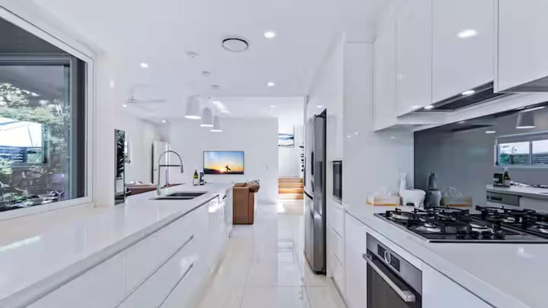 Park Avenue Luxe Chic Townhouse Sleeps 9, Carpark *