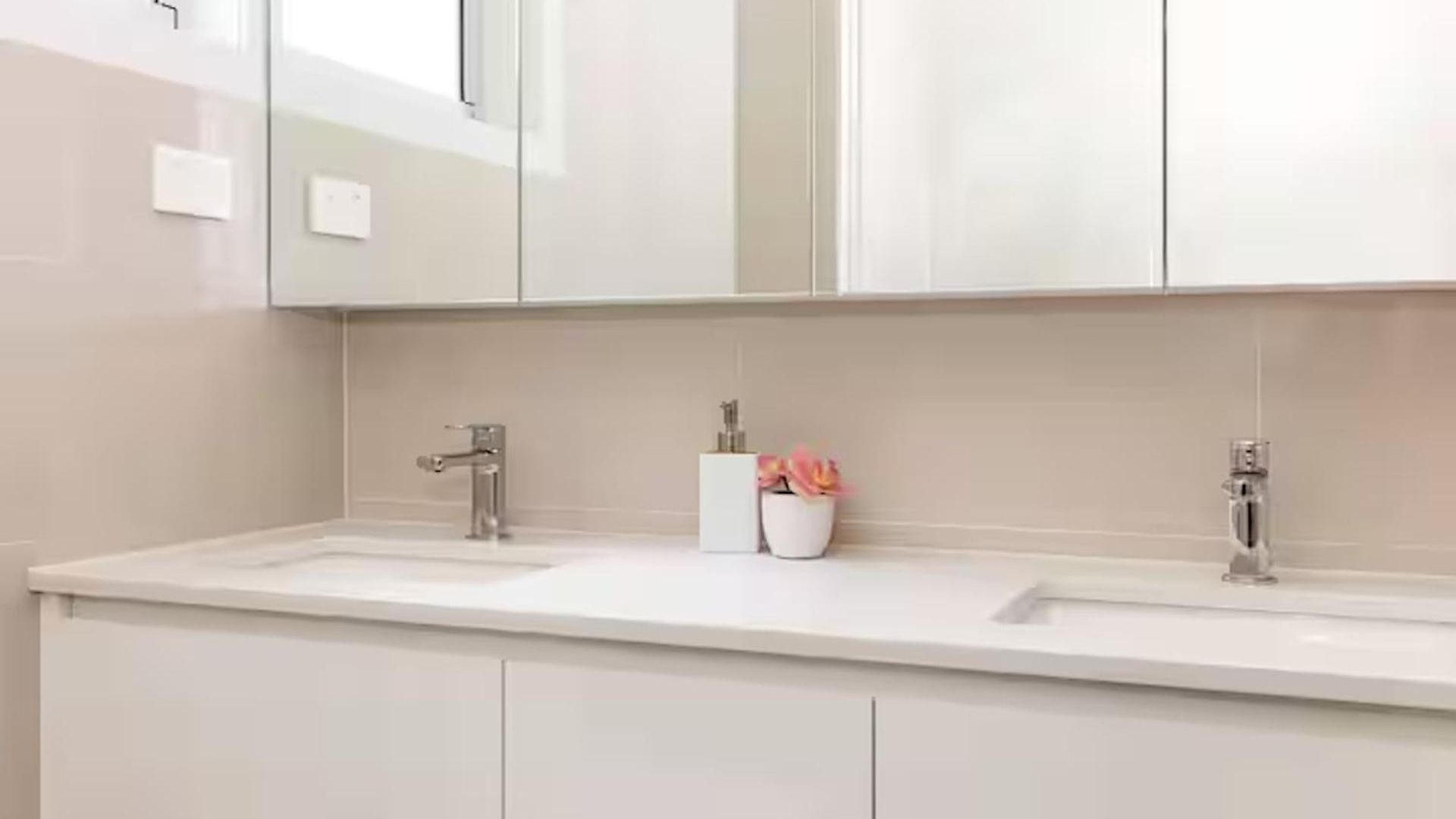 Park Avenue Luxe Chic Townhouse Sleeps 9, Carpark