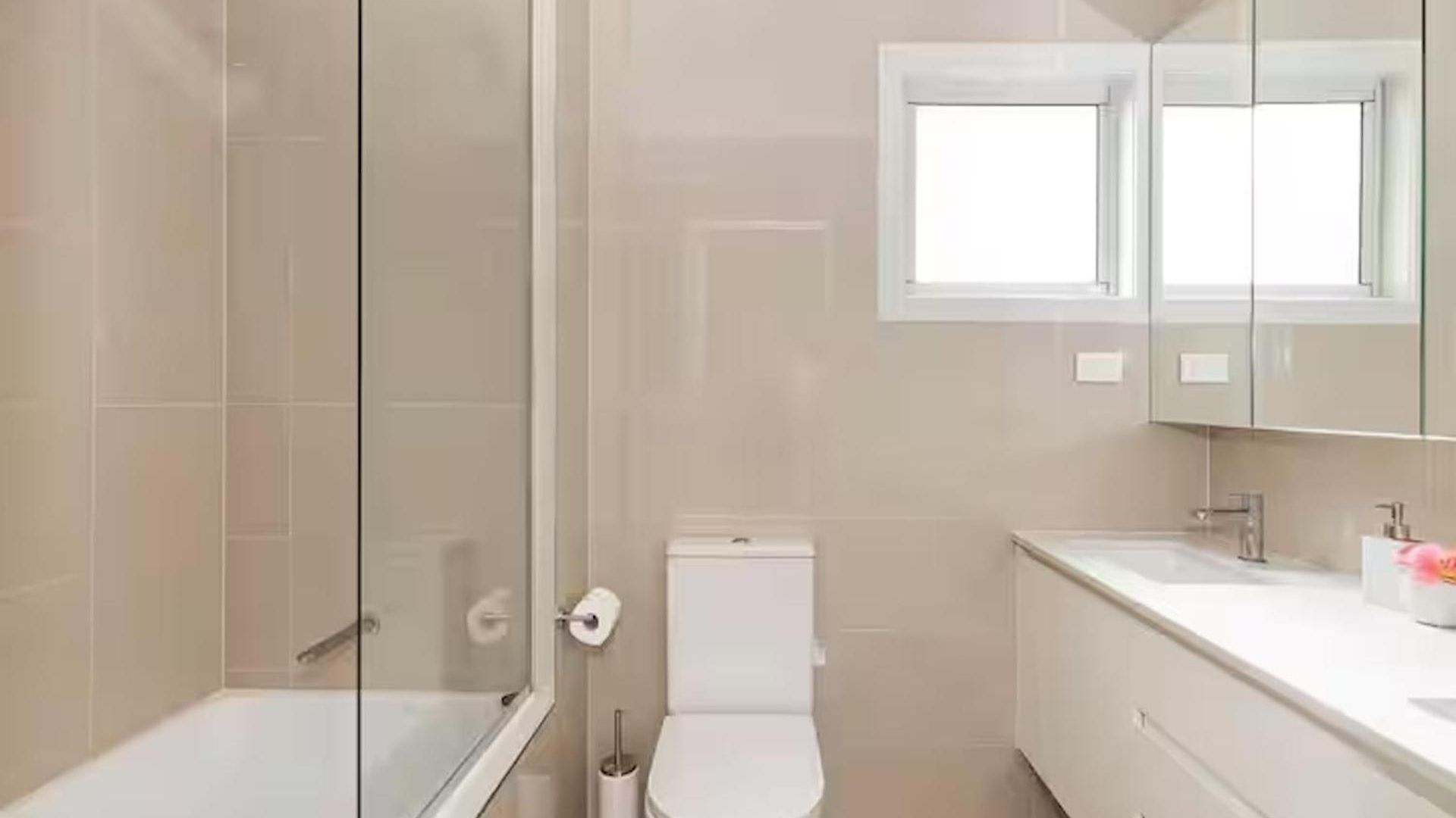 Park Avenue Luxe Chic Townhouse Sleeps 9, Carpark Villa