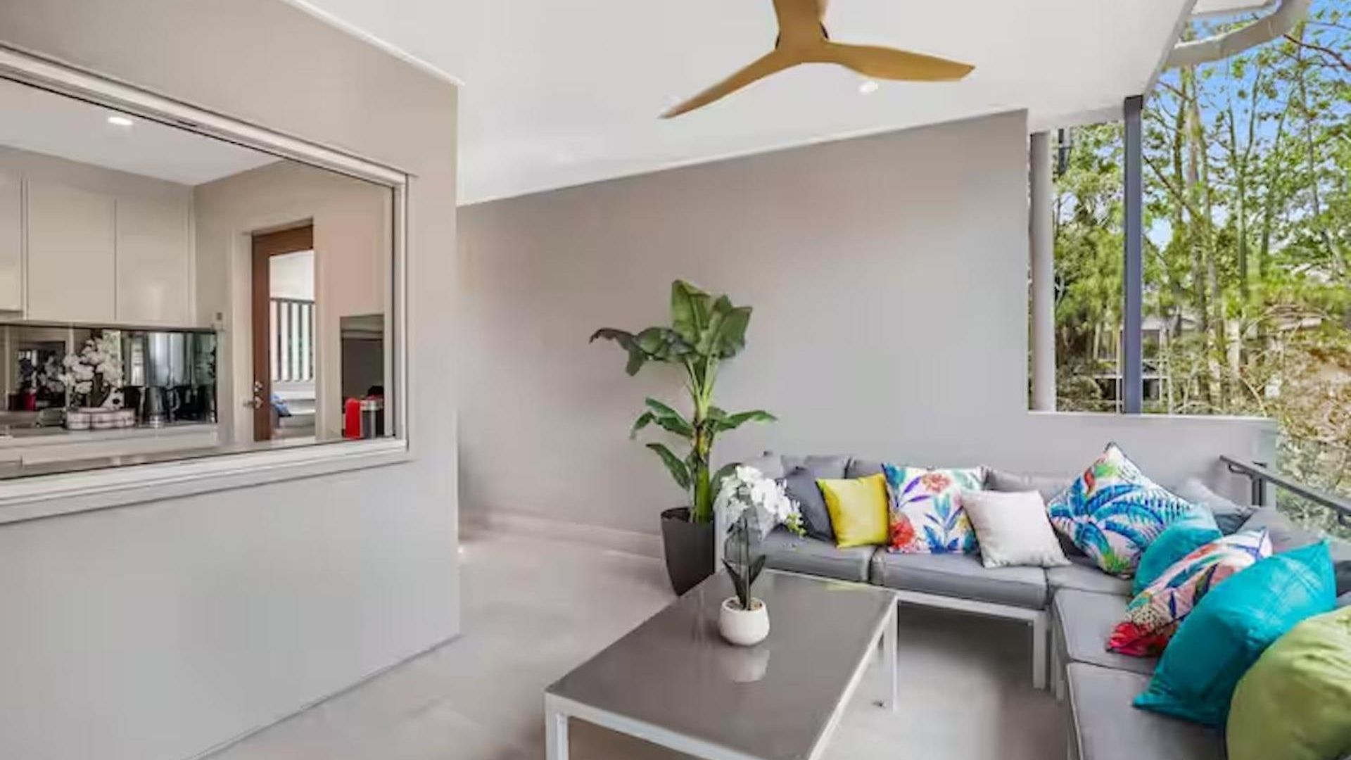 Park Avenue Luxe Chic Townhouse Sleeps 9, Carpark Villa Brisbane