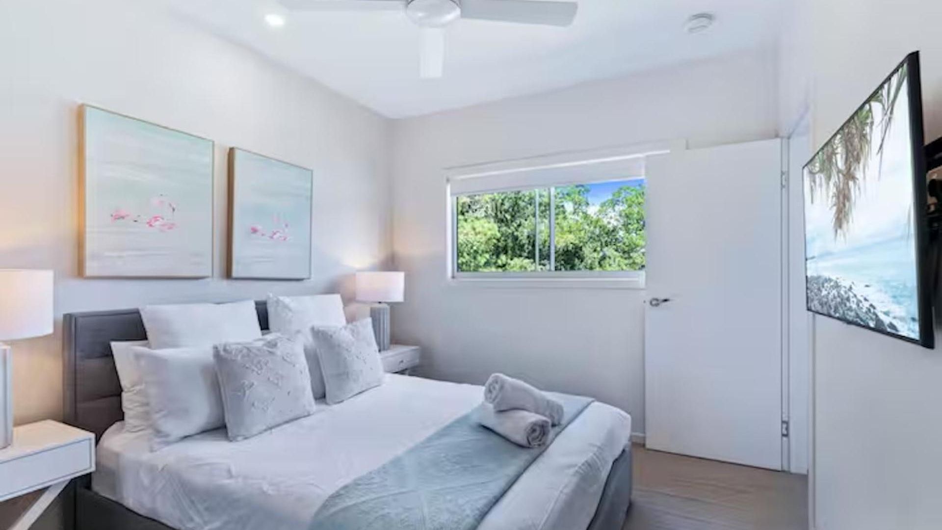 Park Avenue Luxe Chic Townhouse Sleeps 9, Carpark *