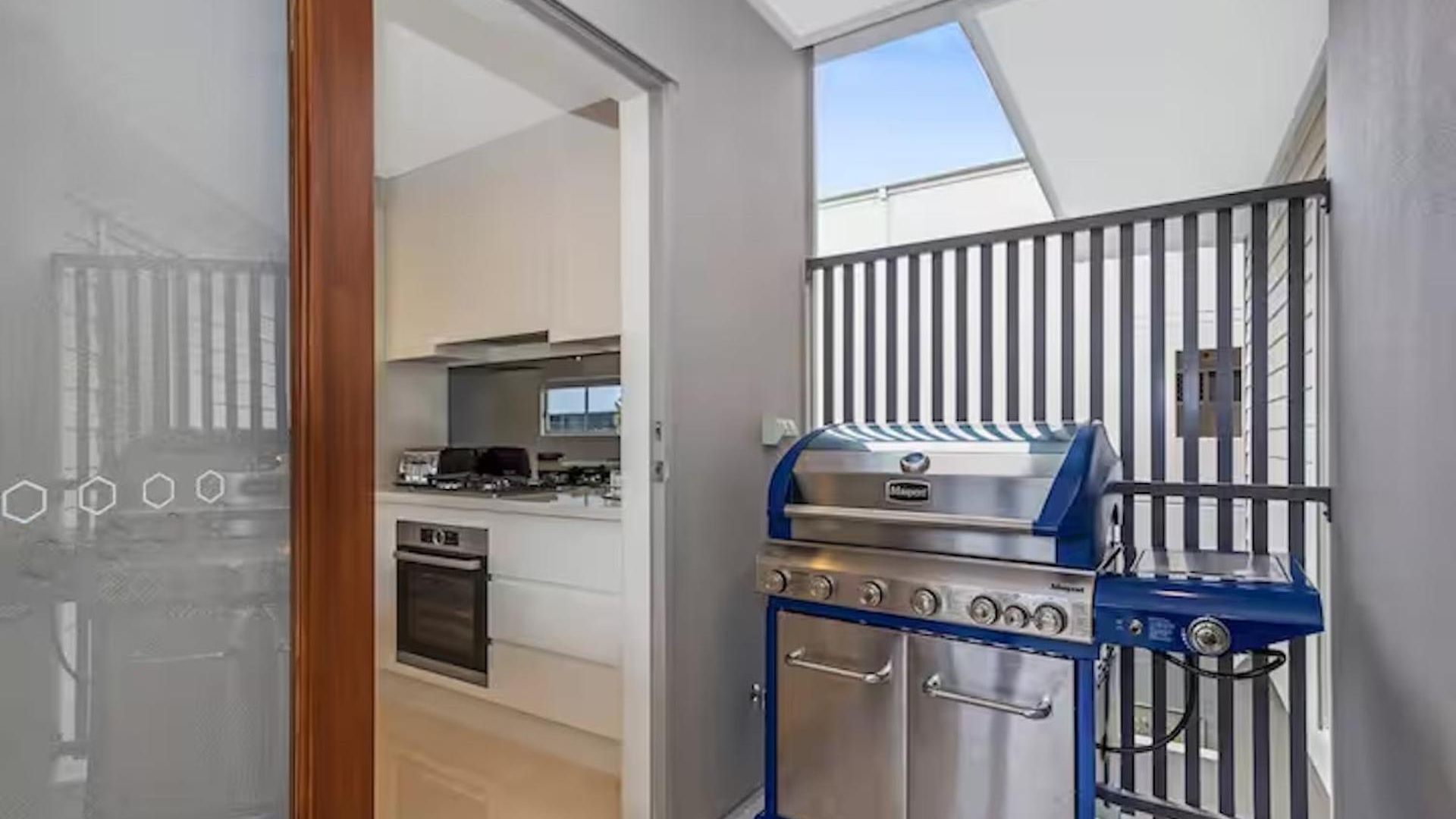Park Avenue Luxe Chic Townhouse Sleeps 9, Carpark Brisbane