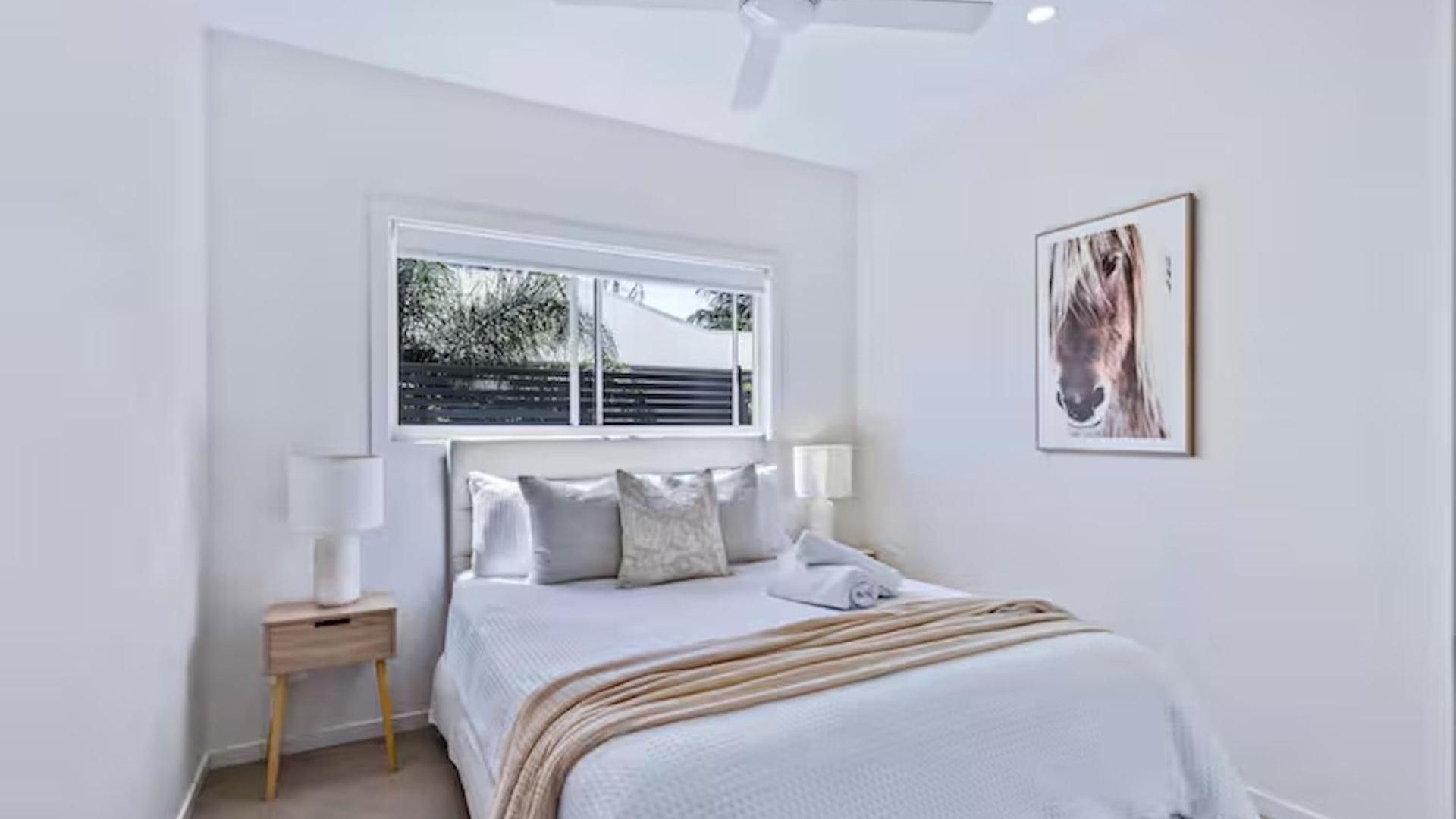 Villa Park Avenue Luxe Chic Townhouse Sleeps 9, Carpark