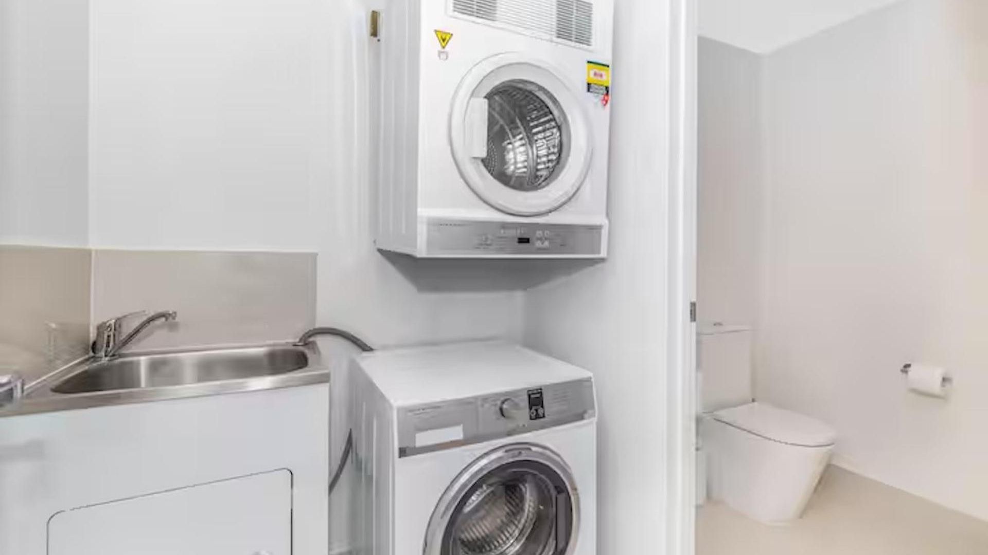Park Avenue Luxe Chic Townhouse Sleeps 9, Carpark Villa