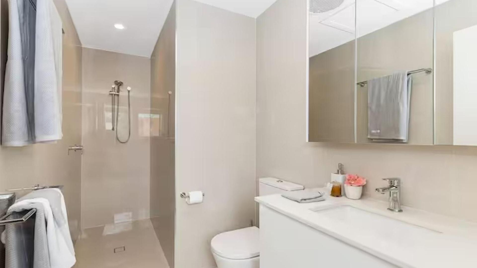 Villa Park Avenue Luxe Chic Townhouse Sleeps 9, Carpark