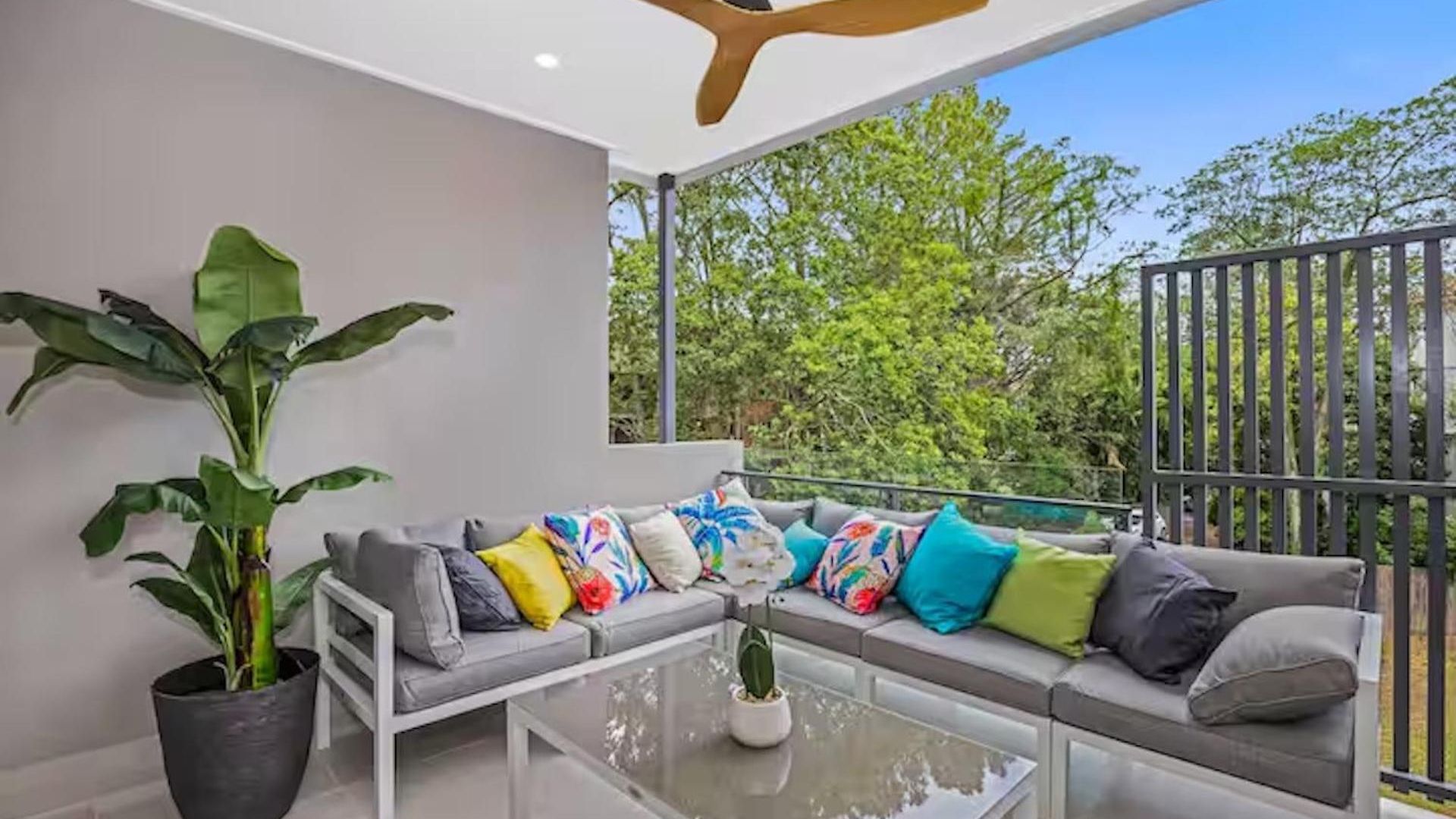 Park Avenue Luxe Chic Townhouse Sleeps 9, Carpark Villa Brisbane