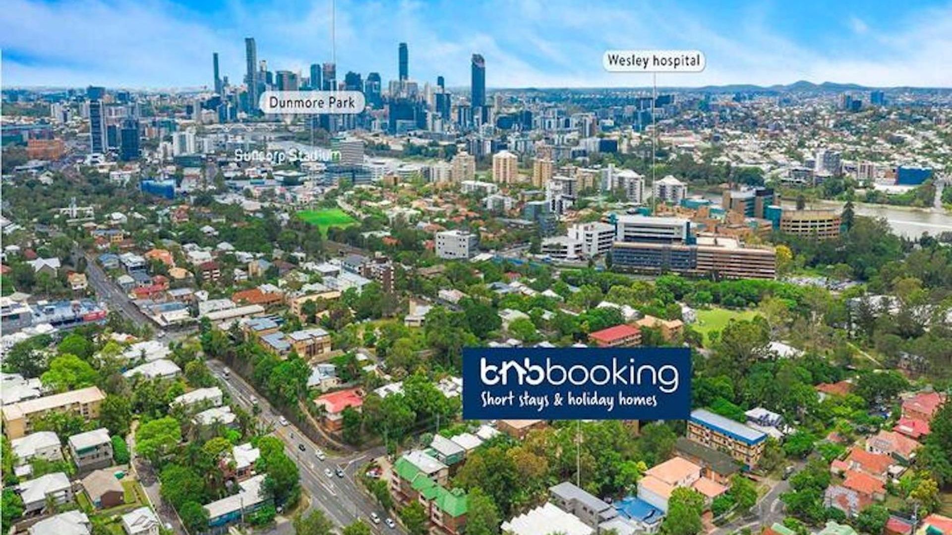 Park Avenue Luxe Chic Townhouse Sleeps 9, Carpark Villa Brisbane