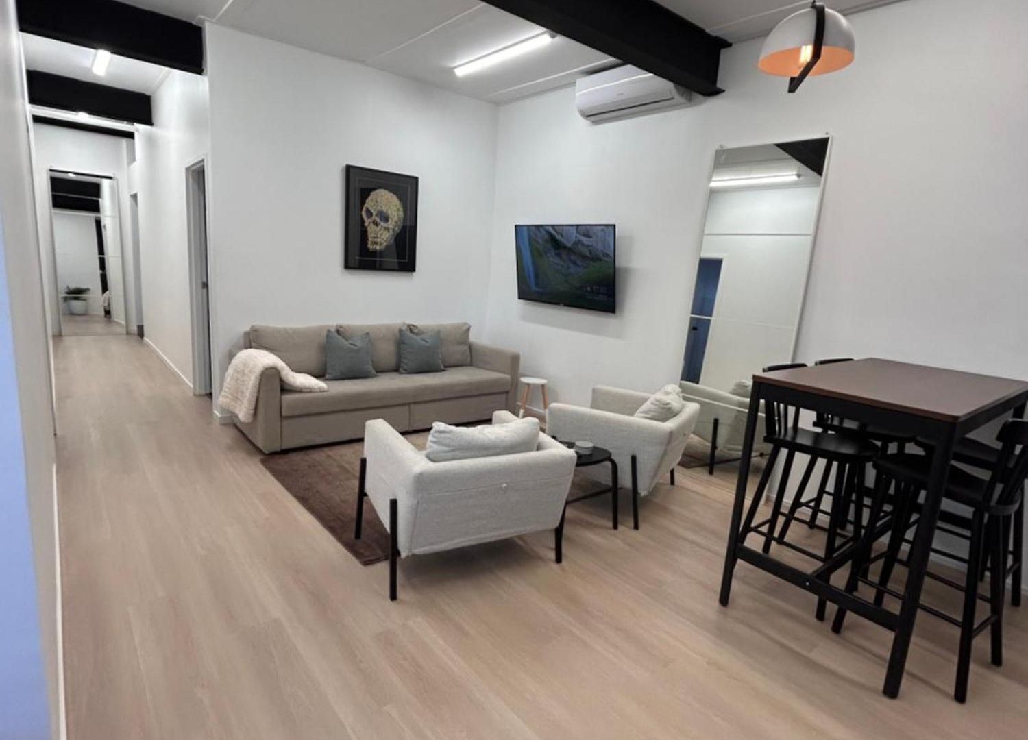 West Hub. Private Infrared Sauna Near & Much More! New Purpose Built Loft Style! Holiday home