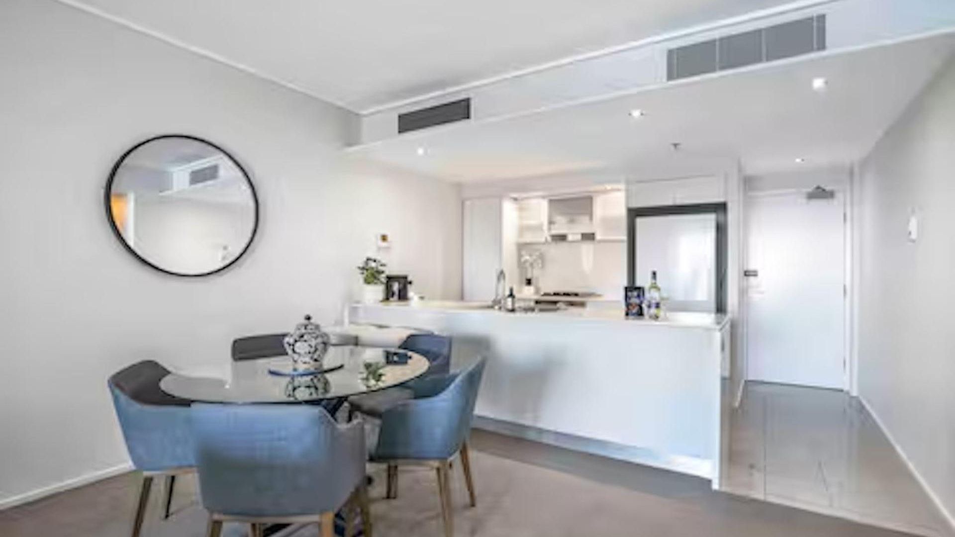 Holly's Skyline-views, Pool, Spa, Cbd Apartment *