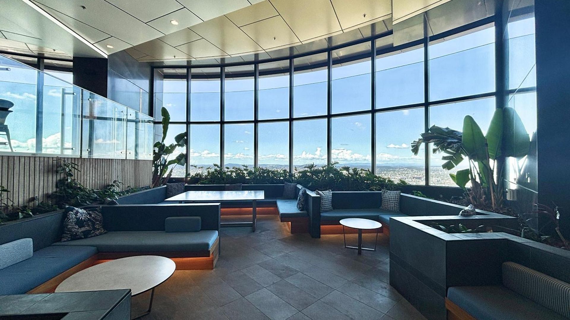 Brisbane's Highest Rated 3 Bedroom Luxury -above 60th Floor- Incredible Views In Skytower, Brisbane's Tallest Building -complimentary Wifi, Drinks, Snacks & Streaming Access *