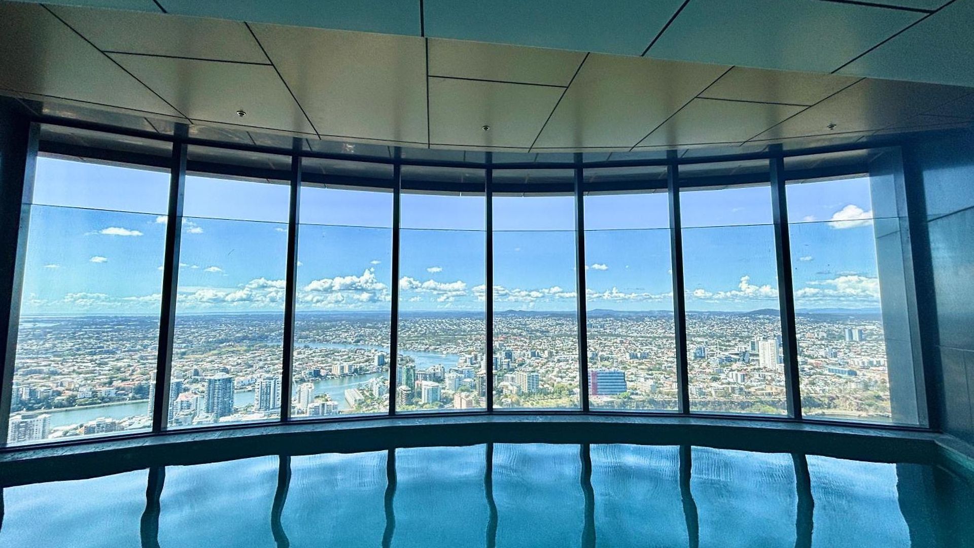Brisbane's Highest Rated 3 Bedroom Luxury -above 60th Floor- Incredible Views In Skytower, Brisbane's Tallest Building -complimentary Wifi, Drinks, Snacks & Streaming Access * Brisbane