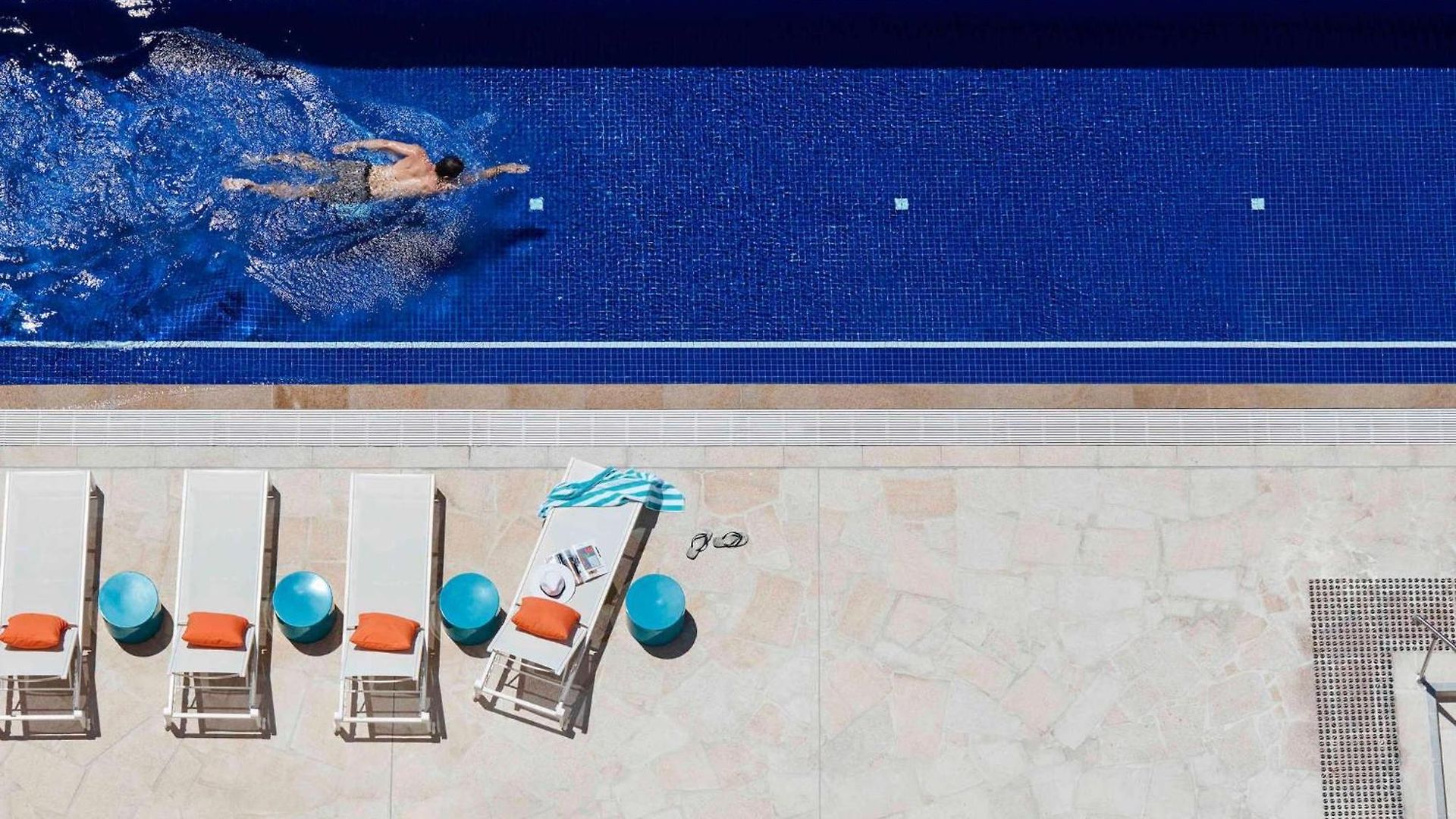 Apartment Modern Cbd With Skyline Views , Pool Gym & Free Parking *