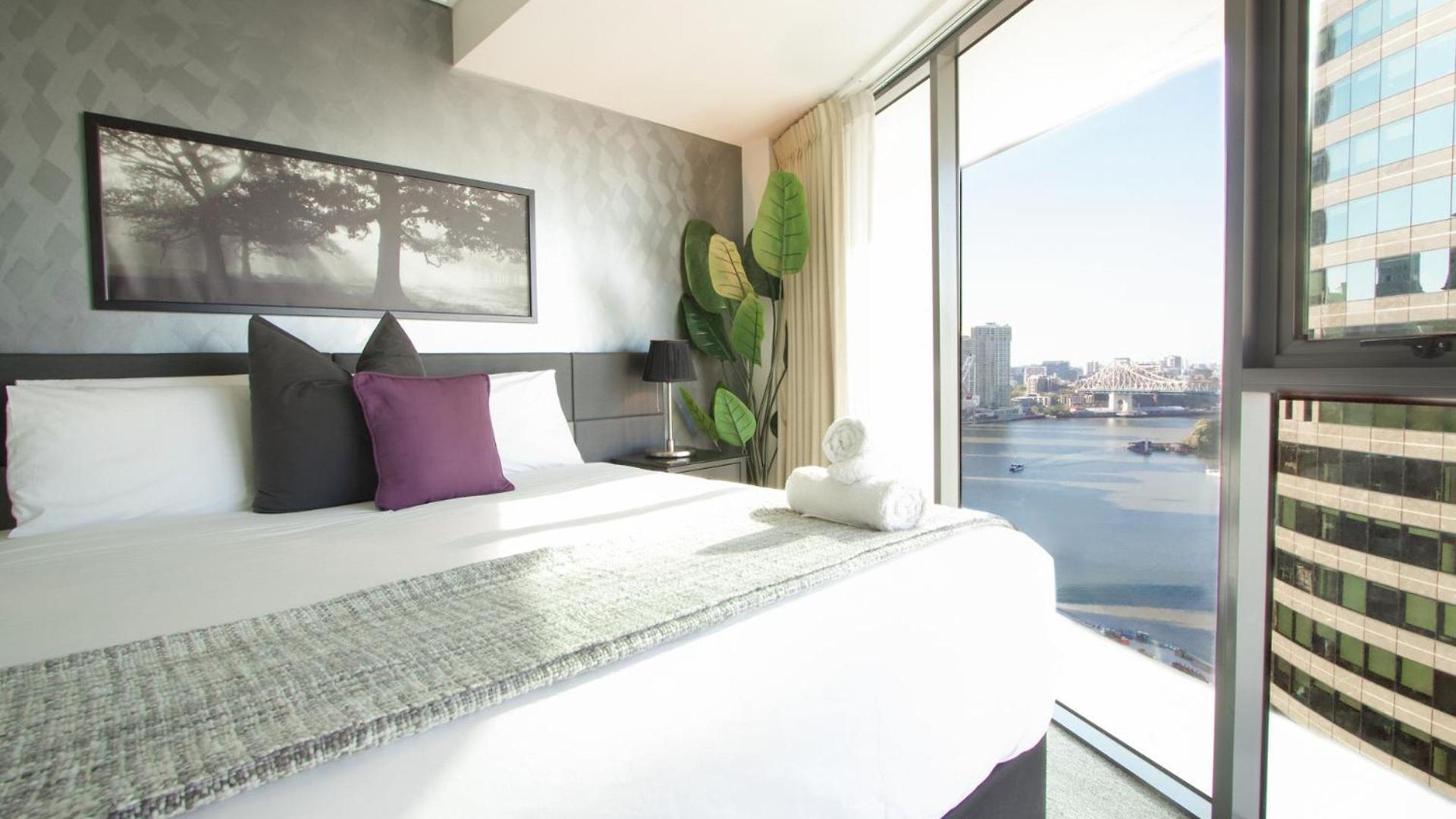 Luxury Cbd 2b2b Balcony Views Free Parking