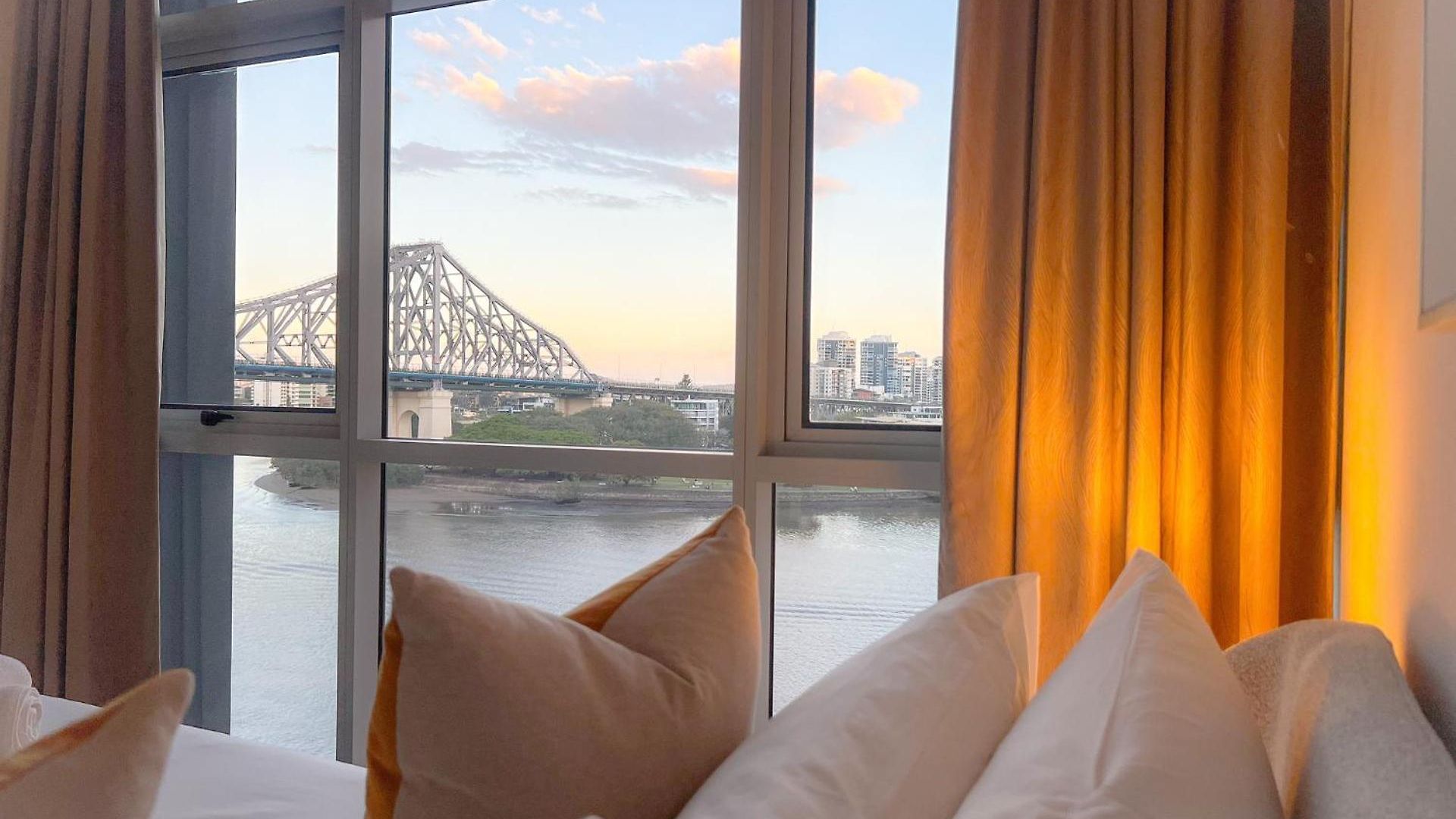 Apartment River Views 2 Bed 2 Bath Secure Parking *