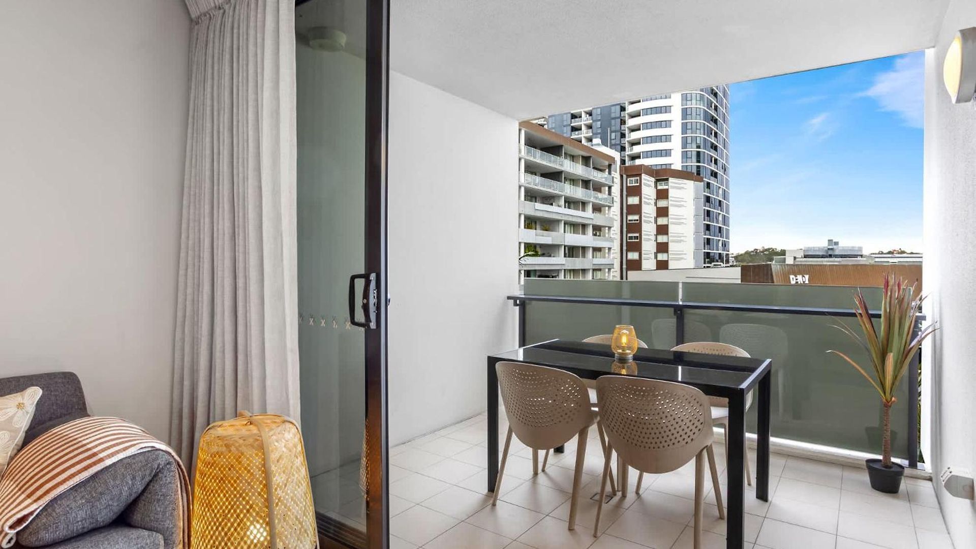 Apartment Lux 2br 5 Stars Pool Gym 10 Min Cbd