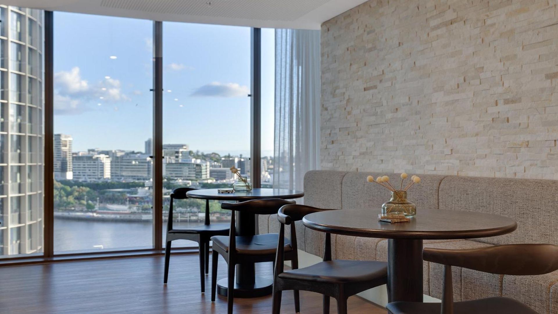Modern - 1 Bedroom In Queen's Wharf Walk To Casino *