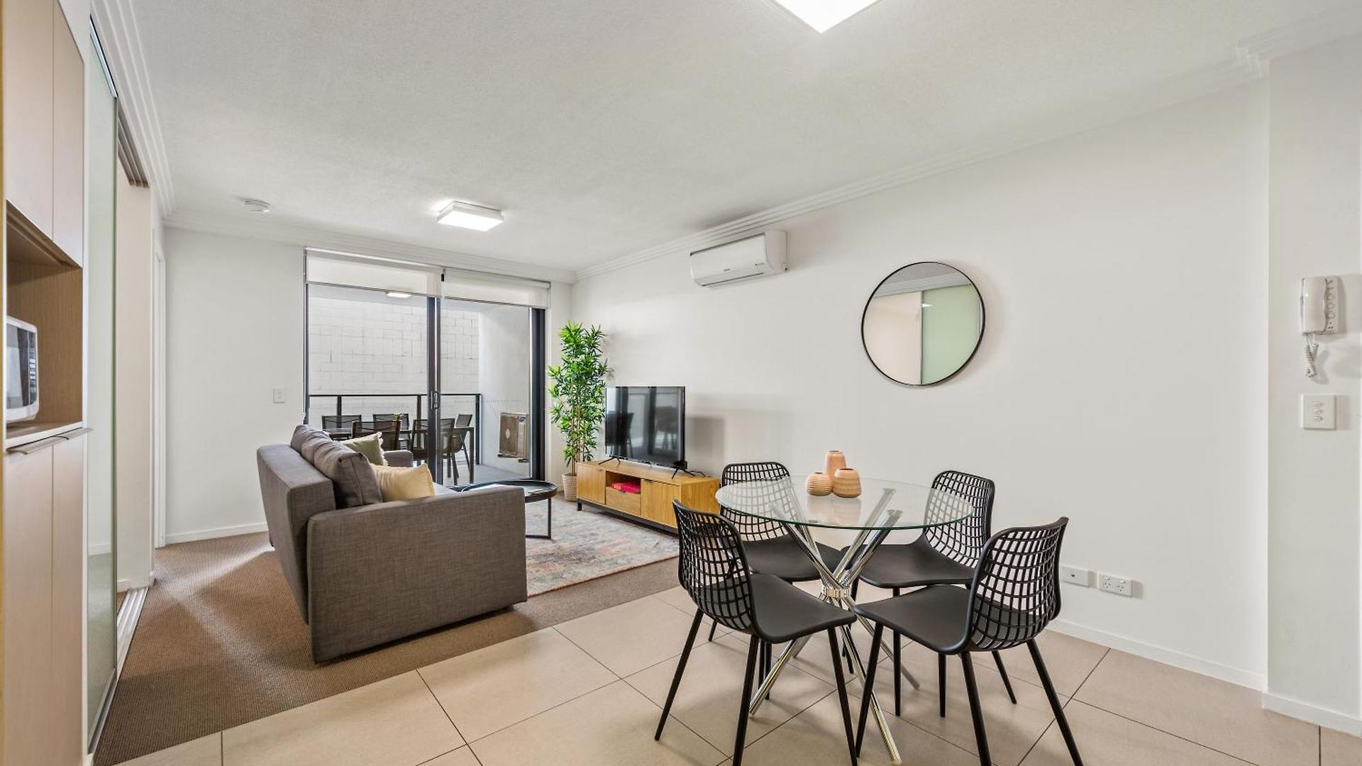 Stylish In Location! Free Parking And Wifi