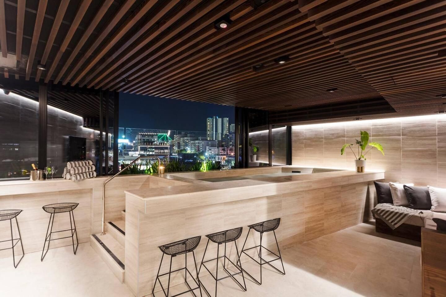 And Mountain View With Pool, Gym And Parking * Brisbane