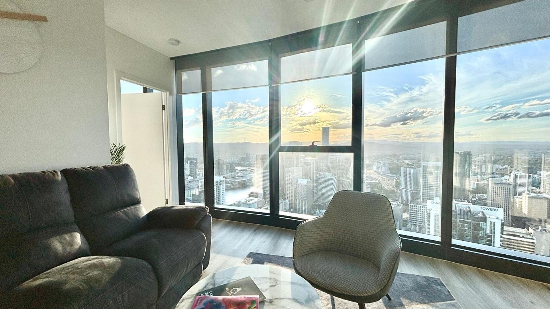 Brisbane's Highest Rated 3 Bedroom Luxury -above 60th Floor- Incredible Views In Skytower, Brisbane's Tallest Building -complimentary Wifi, Drinks, Snacks & Streaming Access Apartment *