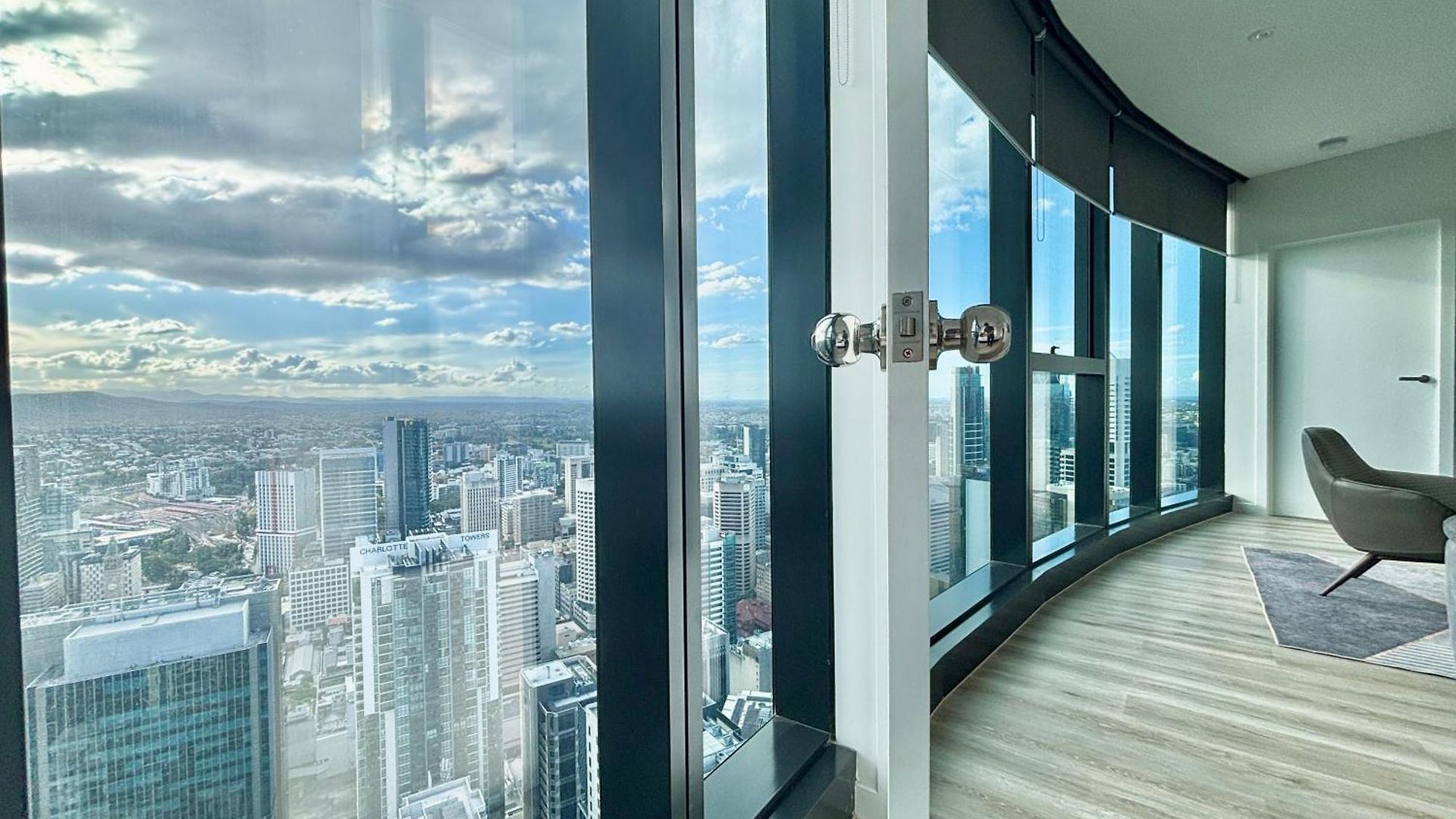 Apartment Brisbane's Highest Rated 3 Bedroom Luxury -above 60th Floor- Incredible Views In Skytower, Brisbane's Tallest Building -complimentary Wifi, Drinks, Snacks & Streaming Access Brisbane