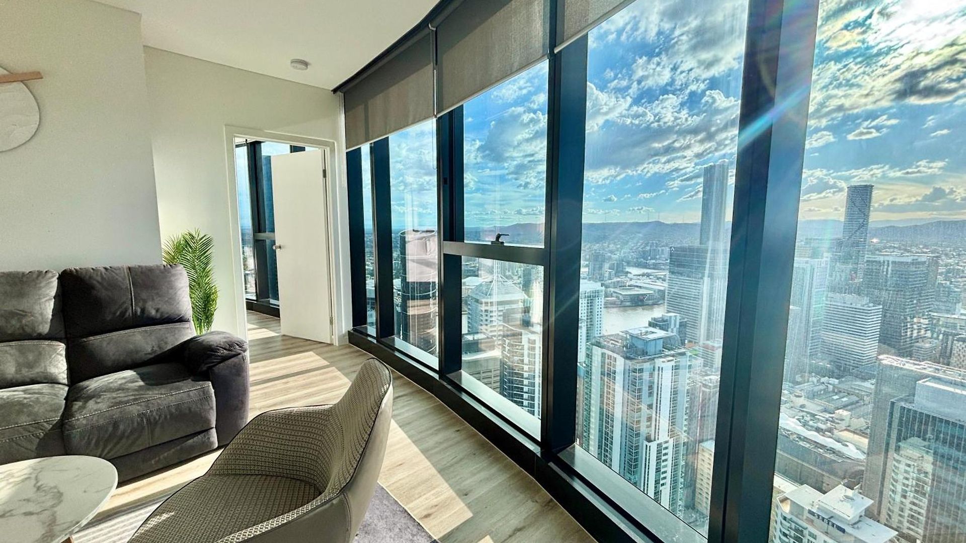 Brisbane's Highest Rated 3 Bedroom Luxury -above 60th Floor- Incredible Views In Skytower, Brisbane's Tallest Building -complimentary Wifi, Drinks, Snacks & Streaming Access *