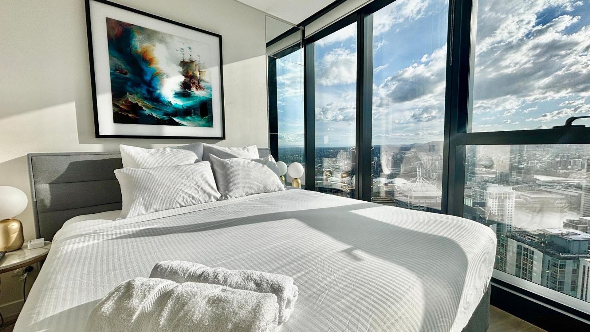 Brisbane's Highest Rated 3 Bedroom Luxury -above 60th Floor- Incredible Views In Skytower, Brisbane's Tallest Building -complimentary Wifi, Drinks, Snacks & Streaming Access * Brisbane