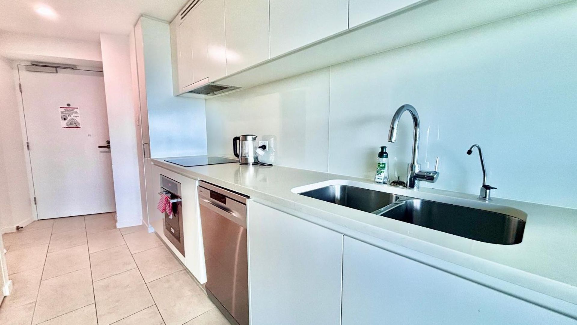 Brisbane's Highest Rated 3 Bedroom Luxury -above 60th Floor- Incredible Views In Skytower, Brisbane's Tallest Building -complimentary Wifi, Drinks, Snacks & Streaming Access Apartment