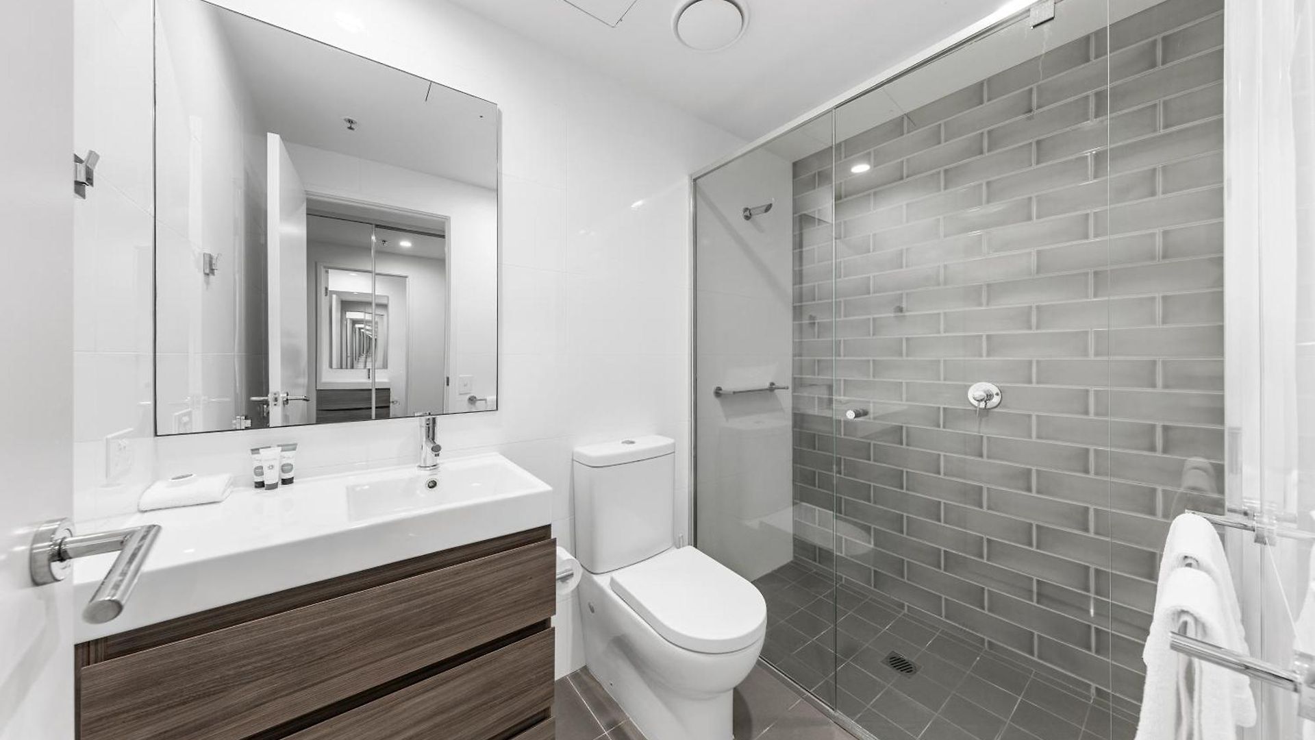Scenic 2br With Balcony And Recreational Deck Access * Brisbane