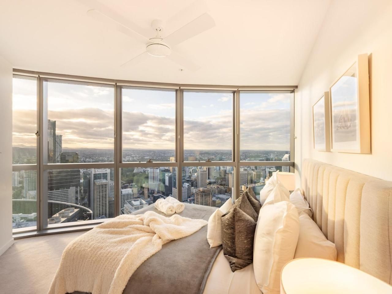 Apartment Level 56 Cbds Luxurious 5 Star Exp *