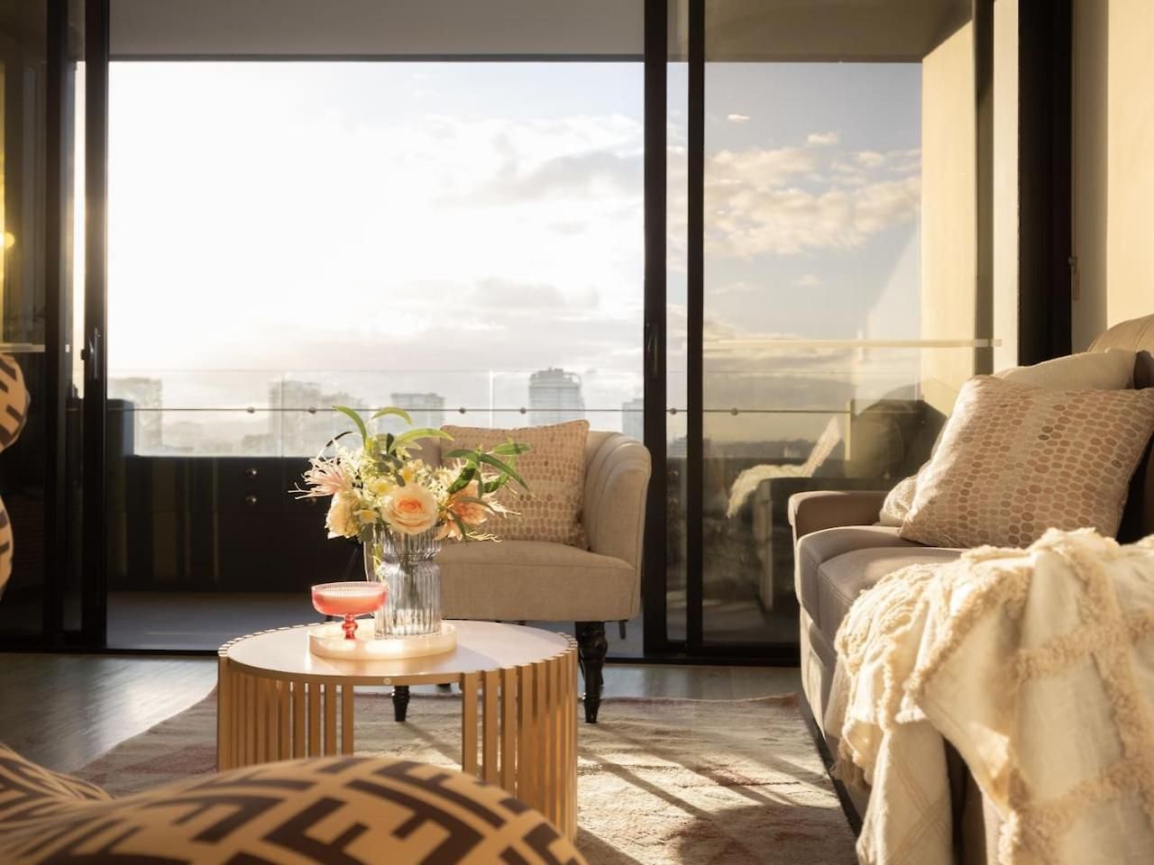 Apartment Stylish 2br Unit With Pool And Gym In South